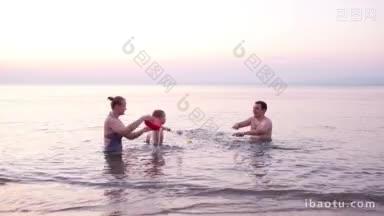 年轻的家庭在日落时分享受大海，一起在浅滩划水，玩小男孩的塑料<strong>红船</strong>