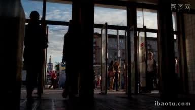 莫斯科地铁站入口，人们从敞开的门进来