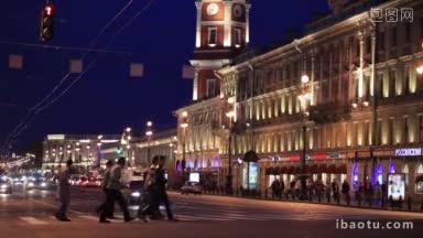 涅夫斯基的前景在夜晚，人们穿过路灯附近的老建筑街的马路