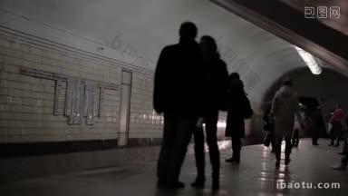 十月，莫斯科十月号列车抵达莫斯科地铁站