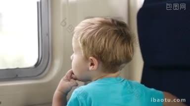 小男孩在火车上望着窗外，妈妈指着什么地方说话