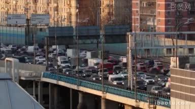 城市立交桥上的交通拥堵在高峰时间，汽车在路上首尾相接