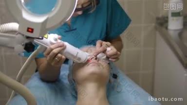 一名妇女在护肤品诊所<strong>接受</strong>激光皮肤治疗，这是一种去除皱纹的新技术