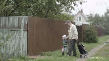老爷爷和他的小孙子来到村口的老爷爷推着手推车的袋子