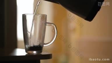 把一杯含有新鲜<strong>植物</strong>叶子的花草茶倒在玻璃杯里，就能做出健康的饮品