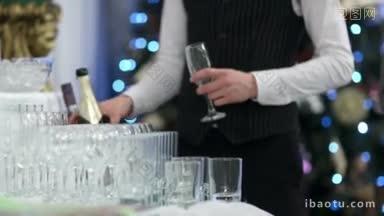在派对或节日场合，背景有闪烁的彩灯，为客人倒香槟的侍者