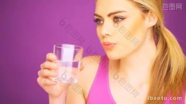 健身女子从杯子里喝水