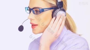 友好的呼叫中心接线员，戴着眼镜和耳机，一边听着客户的电话，一边露出美丽的微笑