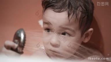 小男孩拿着淋浴器，看着水花飞溅