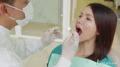 亚洲医生探访牙科室年轻女病人与口腔卫生