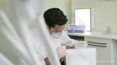 医生作为牙医在牙科诊所探望<strong>病人</strong>