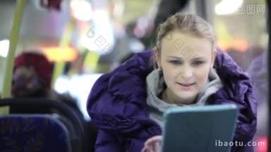 身穿紫色夹克的年轻女子在乘坐公共汽车时使用触控板
