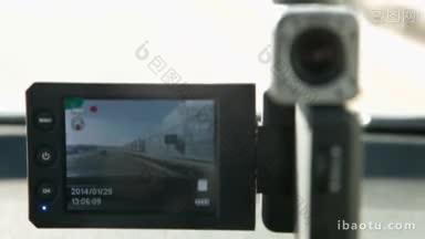 汽车录像机安装在挡风玻璃上