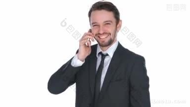 快乐时髦的商人在他的<strong>手机</strong>上聊天，站着微笑，看着白色的相机