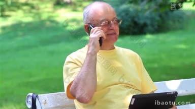 老人在夏季公园用智能手机聊天