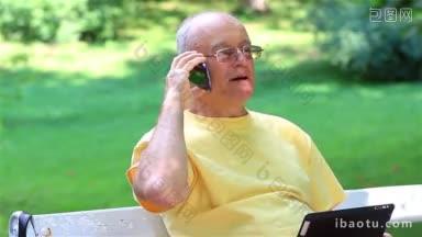 老人在城市公园用智能手机聊天
