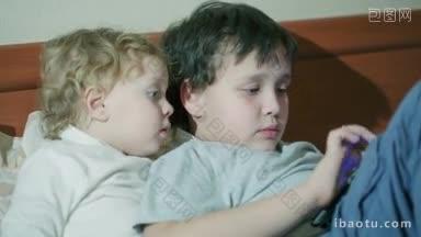 两个小孩一边玩平板电脑，一边<strong>坐在</strong>沙发<strong>上</strong>休息，哥哥一边<strong>上</strong>网