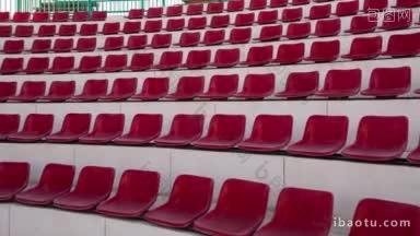 体育场或室外舞台上的空红色座椅的倾斜镜头