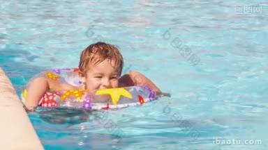 可爱的小男孩游泳与<strong>充气</strong>环附近的板游泳池