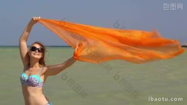 年轻的女人带着帕利奥在海边的风中飘扬