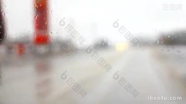 在雨中行驶在高速公路上