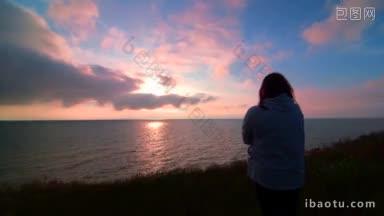 女人在海边看日落