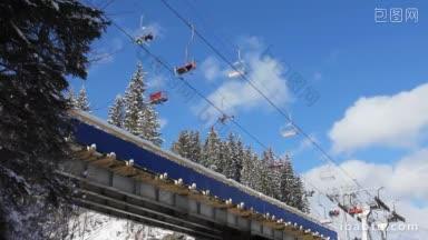 滑雪<strong>缆车</strong>正在雪山的人行桥上移动