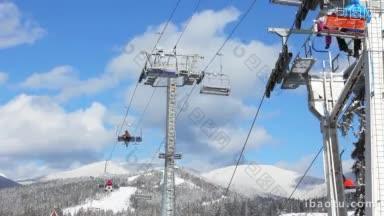滑雪缆车载着滑雪者在雪山上移动
