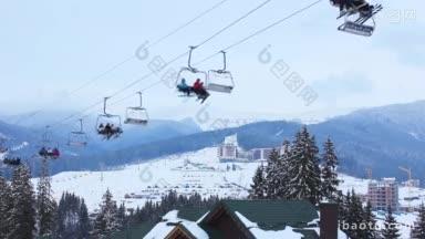 在冰雪覆盖的冬季森林里，<strong>滑雪缆车</strong>和<strong>滑雪</strong>者在酒店屋顶上滑行