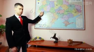 年轻英俊的经理西装革履，打着红色领带，在墙上的巨大地图旁做演讲