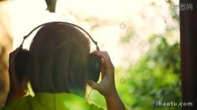 背面是一个<strong>女人</strong>戴上耳机，听着<strong>音乐</strong>，享受大自然的风景