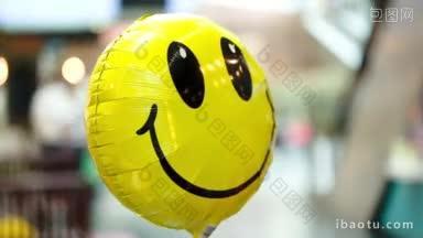 黄色微笑气球漂浮在<strong>空中</strong>的特写镜头