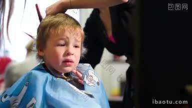 男孩不愿意穿斗篷，理发师给他剪头发的时候把斗篷脱下来