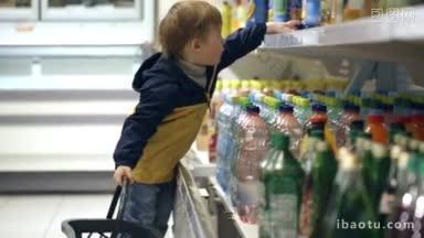 小男孩在超市把一瓶矿泉水放进购物篮里