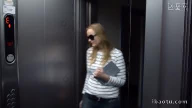 <strong>电梯</strong>里的年轻女子对着镜子美化自己，露出舌头，然后走了出来
