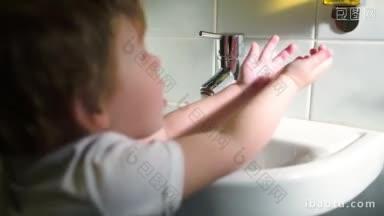 小男孩在浴室里用软肥皂洗手，然后关掉水