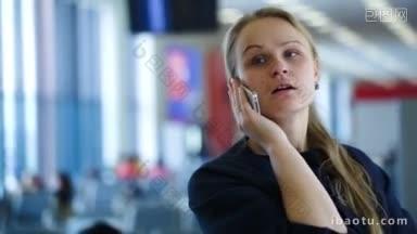 在<strong>机场</strong>或车站候机室打电话的年轻女子正在介绍她的旅行情况