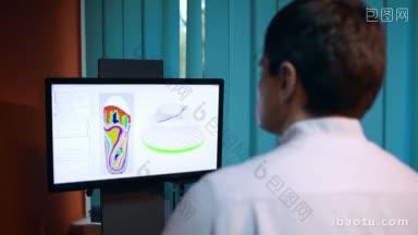 整形外科医生在计算机前用足部扫描建立整形鞋的模型