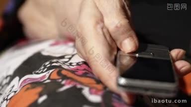 一位老年妇女用手使劲<strong>按手机按</strong>键的特写镜头
