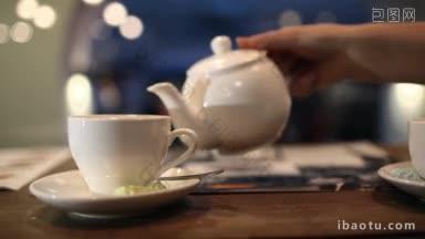 特写镜头中，女子用手将茶壶里的黑热茶倒入杯中