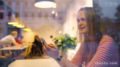 快乐的女人在咖啡馆在晚上打字信息想它之前发送的短信她在外面享受