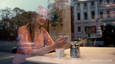 年轻女子在咖啡馆里用电话，看着窗外的玻璃反射出的城市生活的沉思