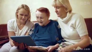 多莉拍摄的祖母和她的女儿和孙女在翻看旧的家庭档案后在触摸板上看照片