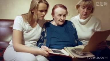多利拍摄的女儿母亲和祖母正在翻阅古老的家庭相册