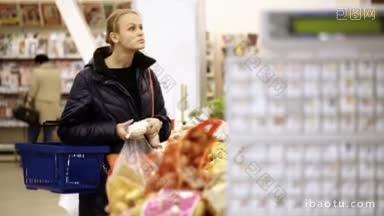 在超市购物的年轻女子，在前景中<strong>选择</strong>新鲜蔬菜的数字秤