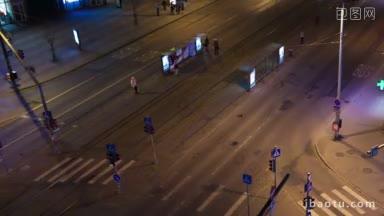 塔林夜晚<strong>城市</strong>交通的时间流逝，行人穿过马路，公共汽车和有轨电车经过