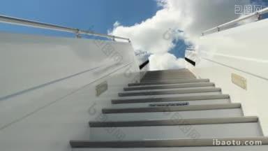 蓝色天空映衬着飞机的白色梯子