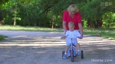 奶奶在公园里帮助学骑自行车的孩子