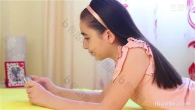 女孩在卧室玩智能手机