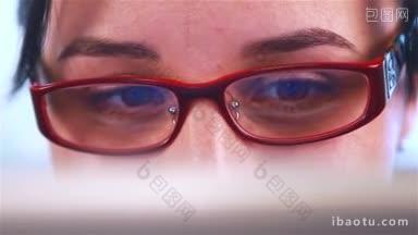 戴眼镜的<strong>女商人</strong>在设备笔记本电脑或数字平板电脑上工作